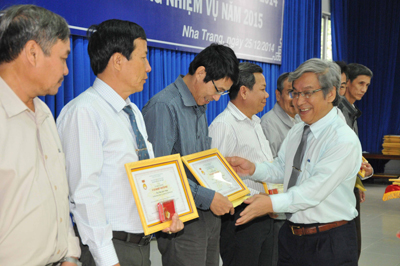 Đồng chí Lê Xuân Thân trao bằng khen, kỷ niệm chương cho các cá nhân, tập thể.