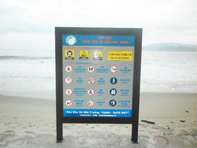 Bảng nội quy mới trên bãi biển