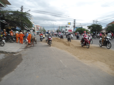 Cát đổ xuống lòng đường nhưng lái xe lại bỏ đi