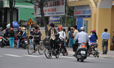 Đi xe đạp điện không đội mũ bảo hiểm, tham gia giao thông mất an toàn ở học sinh THPT.