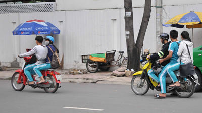 Đi xe máy chở 3, không đội mũ bảo hiểm - hình ảnh không khó bắt gặp trong giờ tan học ở các trường.