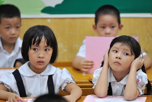 Bài kiểm tra định kỳ của học sinh tiểu học được giáo viên sửa lỗi, nhận xét những ưu điểm, góp ý những hạn chế của học sinh và được chấm điểm.