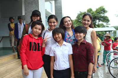 Các hoa hậu chụp ảnh lưu niệm với các bạn trẻ hâm mộ tại xã Khánh Đông.