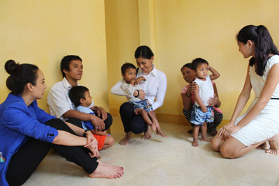 Các hoa hậu cùng thăm ngôi nhà mới và ân cần thăm hỏi cuộc sống của gia đình anh Cao Văn Sơ.