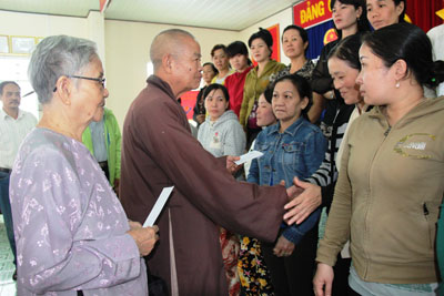 Hỗ trợ quà và tiền cho các hộ dân bị sóng đánh sập nhà