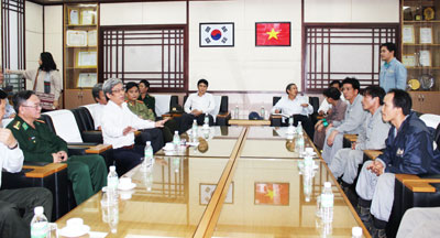 Công nhân Công ty HVS: Đình công đòi tăng lương