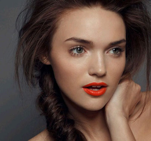 Son màu đỏ cam dành cho da ngăm đen.