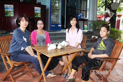 Gia đình bà Cao Thị Minh Nguyệt với con gái Vy (bìa phải), con dâu Hà (thứ 2 từ phải qua) và con trai Nhật (bìa trái).