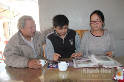 Sau nhiều sóng gió, giờ đây Trương Lê Uyên Phương (giữa) đã thuyết phục được mẹ chấp nhận giới tính của mình.