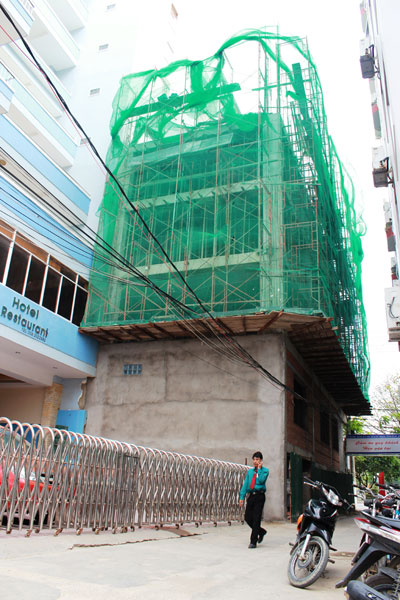 Khách sạn bị khiếu nại về việc lấn hẻm.