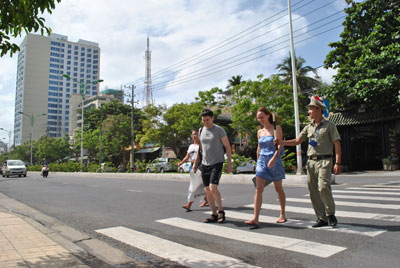 Tăng cường lực lượng thanh niên xung kích dẫn du khách qua đường