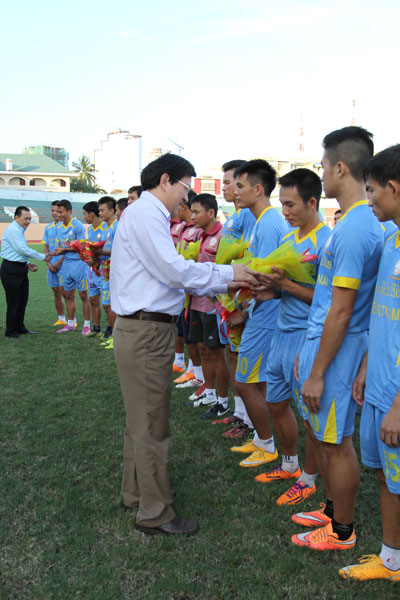 Đồng chí Nguyễn Duy Bắc tặng hoa cho các cầu thủ.