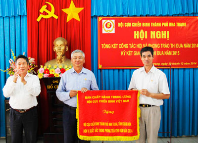 Nhận cờ thi đua của Trung ương Hội