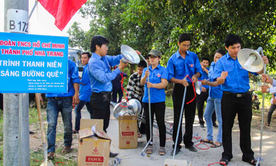 Đoàn viên, thanh niên TP. Nha Trang thực hiện công trình “Thắp sáng đường quê” tại xã Vĩnh Ngọc.