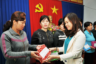 Hỗ trợ tiền cho 12 hộ dân bị sóng đánh sập nhà