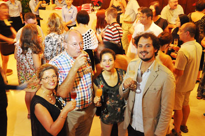 Du khách nước ngoài dự tiệc tại Khách sạn Michelia.