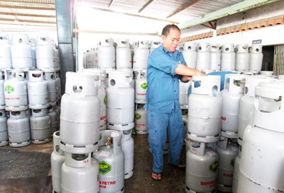  Giá gas giảm 33.000 đồng/bình 12kg từ ngày 1-1-2015