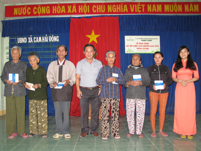 Trao 6 sổ tiết kiệm cho người cao tuổi ở xã Cam Hải Đông