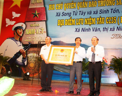 Bộ trưởng Hoàng Tuấn Anh trao bằng di tích bia chủ quyền Trường Sa.