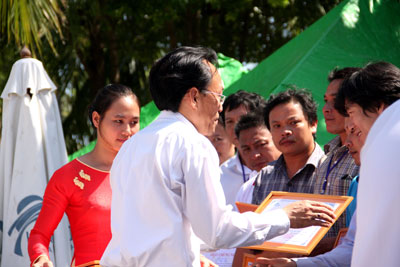 Ông Lê Dũng Lâm – Giám đốc Công ty cổ phần du lịch Long Phú tặng bằng chứng nhận cho các nhà tài trợ.