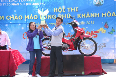 Bà Nguyễn Thị Tường Anh - Tổng Giám đốc Tổng Công ty Khánh Việt trao cúp cho chủ nhân của chú chim đạt giải nhất.