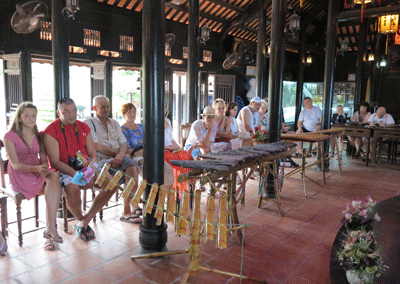 Đến Hòn Chồng thưởng thức nhạc cụ dân tộc