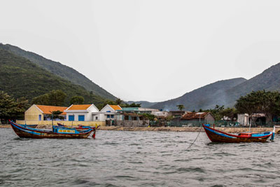 Ninh Tân hiện ra trước mắt chúng tôi là những ngôi nhà mái ngói đỏ tươi