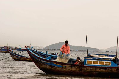 Những người dân nơi đây sống chủ yếu bằng nghề đánh bắt thủy hải sản.