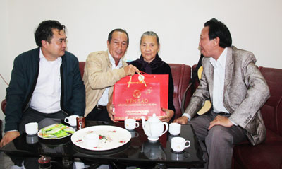 Tặng quà cho Bà mẹ Việt Nam anh hùng