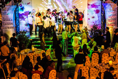 Du khách nước ngoài vui đón Tết Dương lịch tại khách sạn Yasaka-Saigon-Nhatrang. Ảnh: TRẦN MINH NGỌC