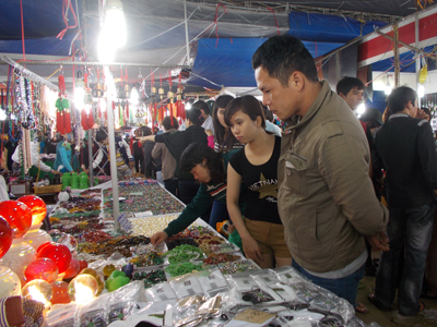 Khách hàng tham quan, mua sắm tại Hội chợ