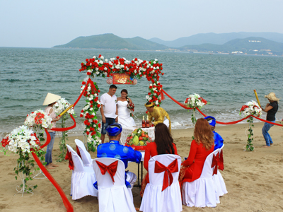 Lễ cưới của một cặp đôi người nước ngoài tại Nha Trang do tiệm Vuông Tròn thiết kế trọn gói.