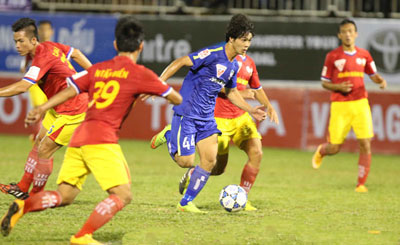 Trận đấu Hoàng Anh Gia Lai gặp Sanna Khánh Hòa - Biển Việt Nam ở vòng 1 V-League chiều 4-1 trở nên nóng bởi sự góp mặt của lứa cầu thủ U19.