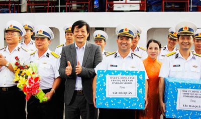 Tiễn tàu đi tặng quà Tết cho quân và dân huyện Trường Sa