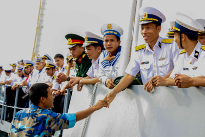 Chia tay nhau tại Quân cảng