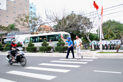 Đoàn viên Đoàn phường Vĩnh Nguyên đưa du khách qua đường khu vực 92 Trần Phú.