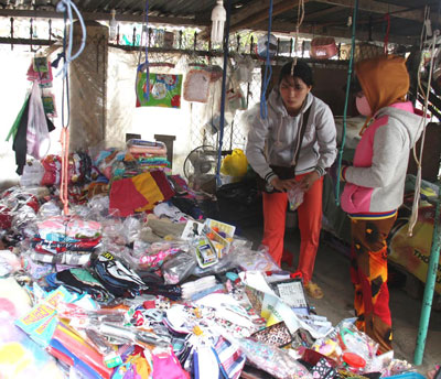 Hàng giả, hàng nhái tuồn về chợ quê