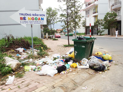Cần quan tâm thu gom rác thải ở Khu đô thị Vĩnh Điềm Trung