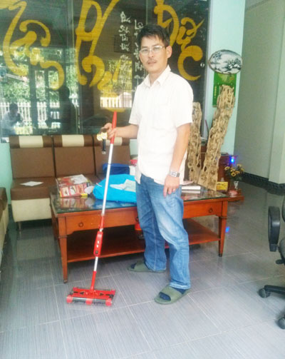 Anh  Phúc  ngao  ngán  với  những  món  hàng chẳng có giá trị sử dụng với giá trên trời.