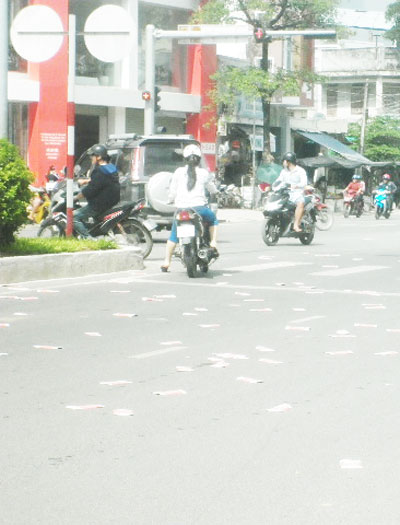 Quảng cáo rao vặt vung vãi trên đường