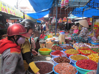 Bố trí lô sạp xung quanh chợ Thành thường gây ùn tắc giao thông.