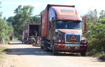 Tỉnh lộ 7 xuống cấp vì xe đầu kéo