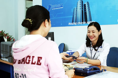  Nhân viên Trung tâm Công nghệ thông tin Viễn thông Khánh Hòa hướng dẫn khách hàng sử dụng dịch vụ VNPT-CA.