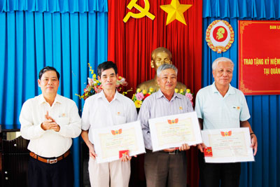 Trao kỷ niệm chương cho 106 cựu chiến binh