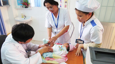 Bác sĩ Bệnh viện Đa khoa tỉnh khám cho bệnh nhân nhi.