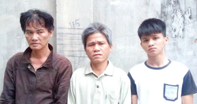 Các đối tượng (từ trái qua): Quy, Anh và Minh tại Nhà tạm giữ Công an huyện Diên Khánh.  