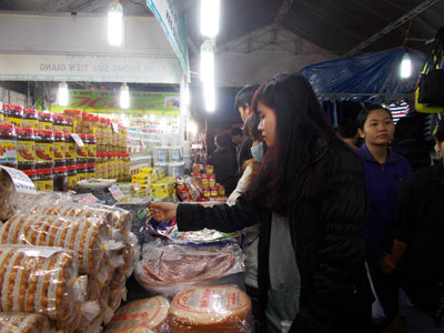 Khách mua sắm tại hội chợ.