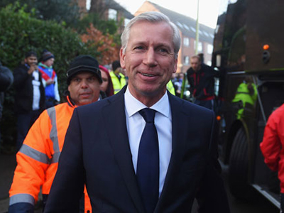  Alan Pardew khó có được một kết quả tốt ở trận đầu ra mắt Crystal Palace.