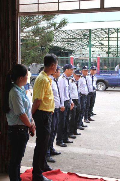 Lực lượng bảo vệ Công ty Yến Sào Khánh Hòa được điều động tham gia bảo vệ an toàn cho trận đấu.