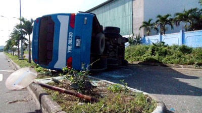 Bị tông trực diện, chiếc xe chở công nhân biển số 79B-00330 lật 2 vòng, làm đổ một biển báo giao thông, gãy một cây cau cảnh ở dải phân cách cứng. 